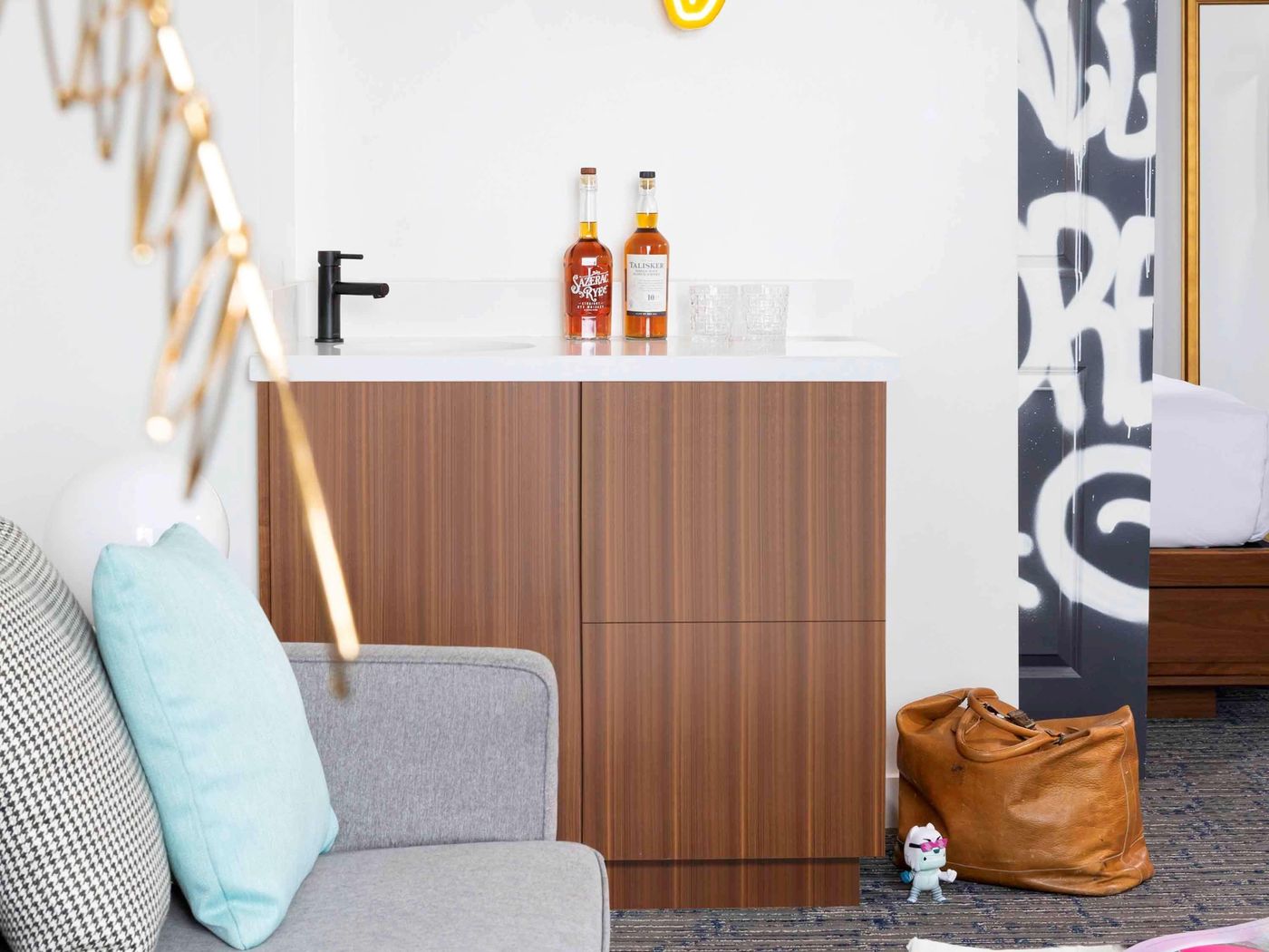 Hotel-Belmont-Vancouver-MGallery-Room-64