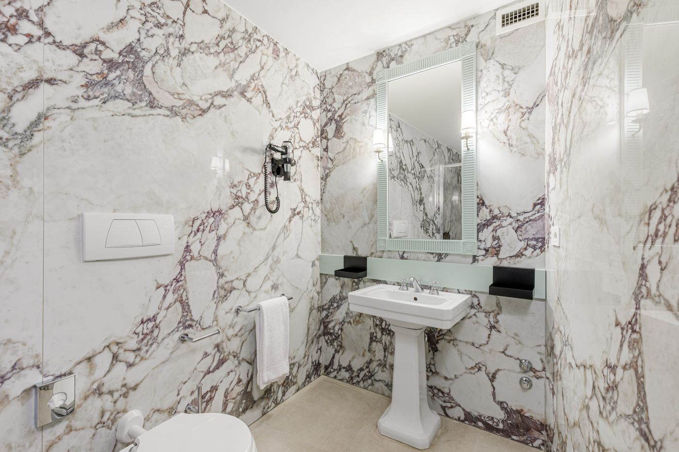 Room-Mate-Isabella-Room-49