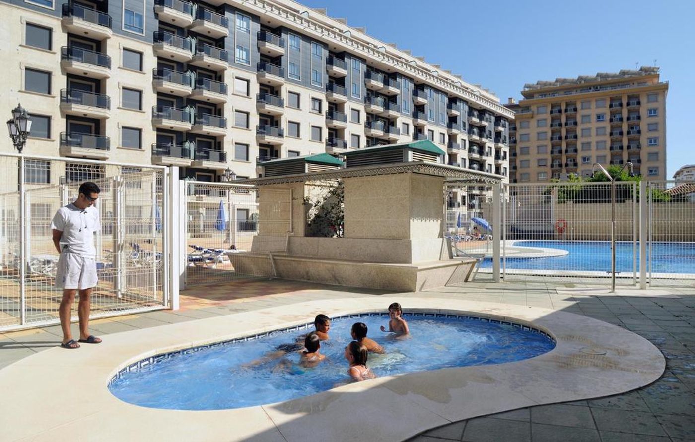 Apartamentos-Nuria-Sol-Pool-8