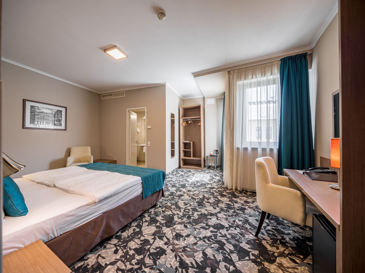 Queen-Elizabeth-Hotel-Room-14