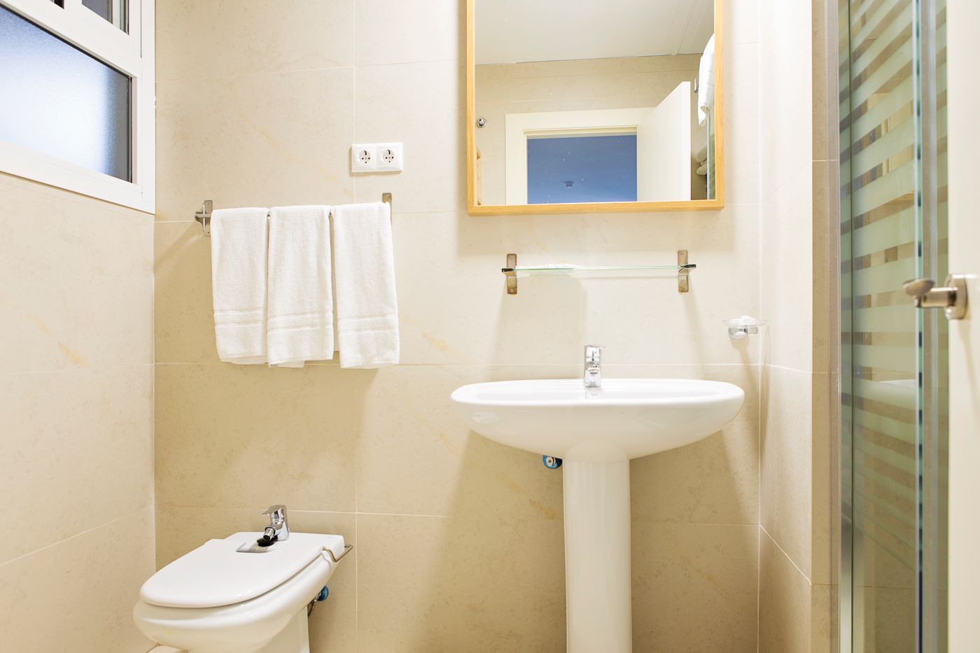 Malaga-Hotel-Eliseos-Room-26