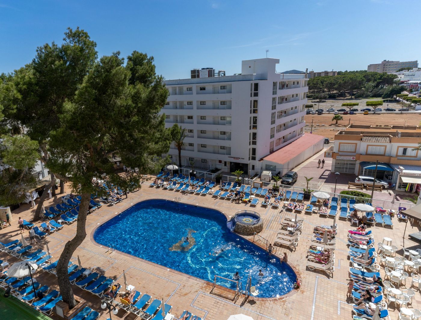 AzuLine-Hotel-Coral-Beach-Pool-5