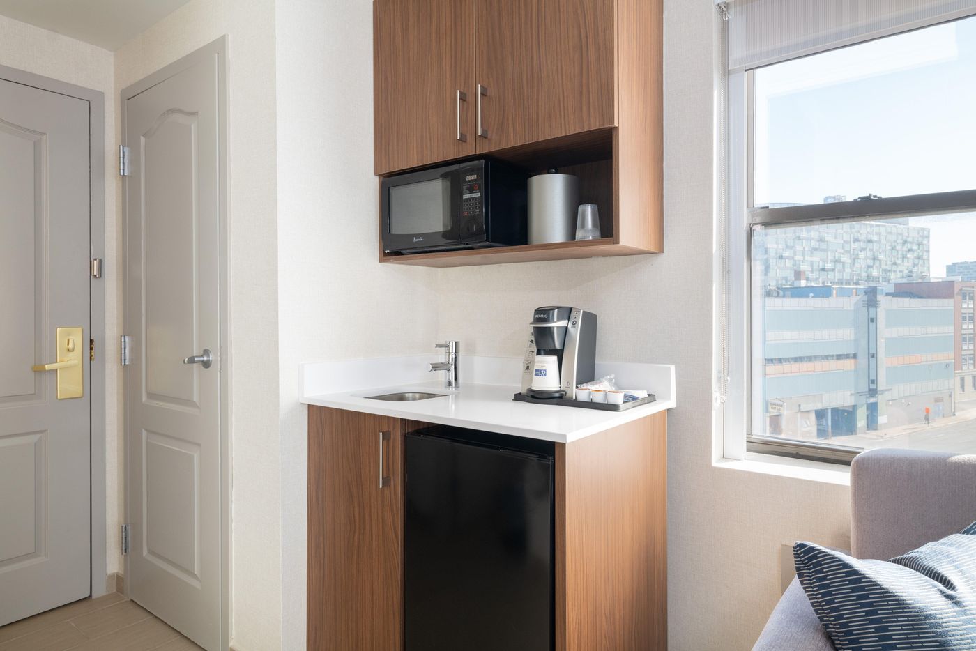 Holiday-Inn-Express---Suites-Boston---Cambridge-Room-8