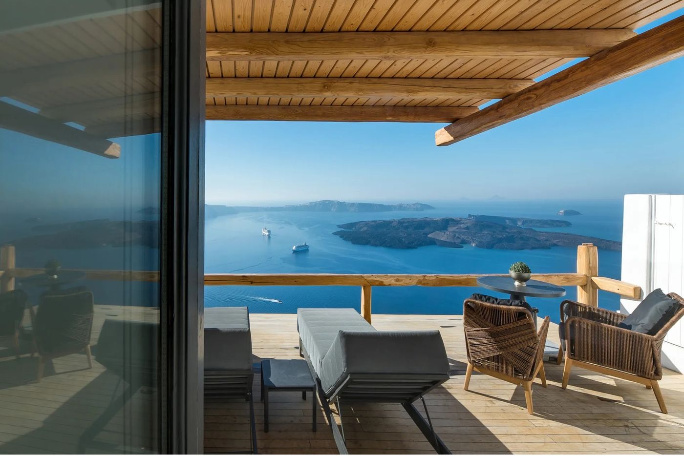 Aqua-Luxury-Suites-Room-81