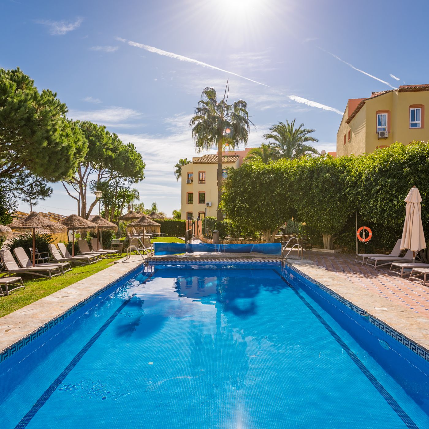 Macdonald-Dona-Lola-Pool-2