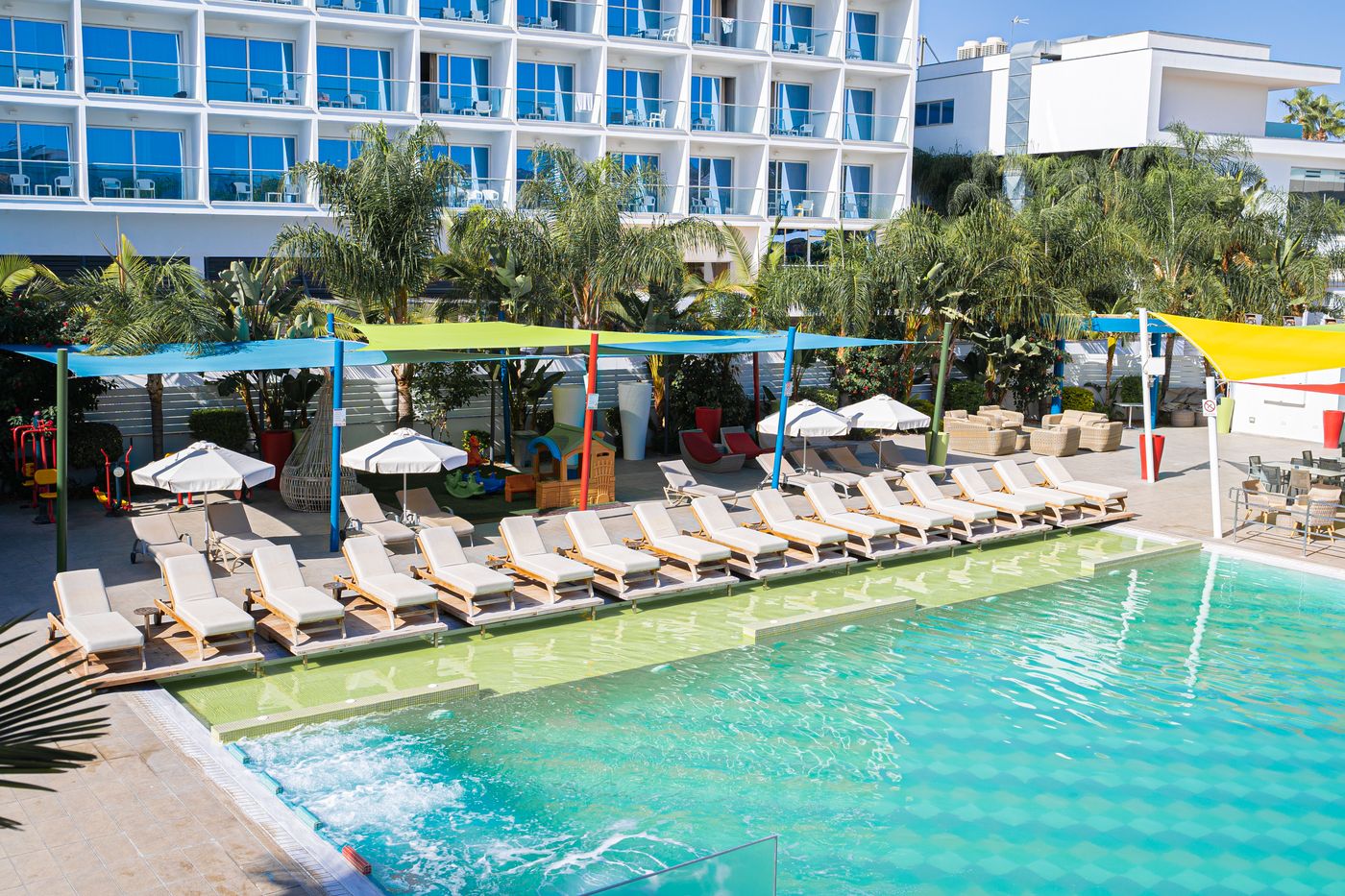 Nicholas-Color-Hotel-Pool-17