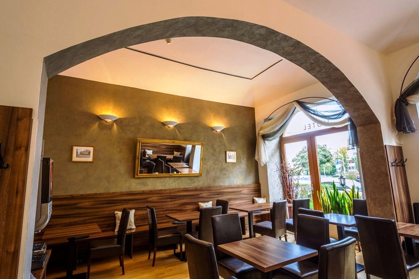 Superior-Hotel-Restaurant-13