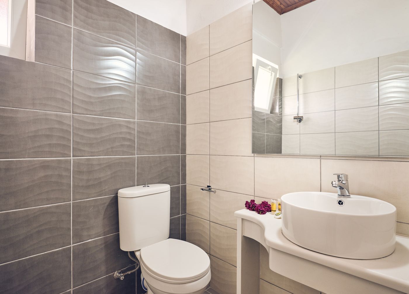 Savvas-De-Mar-Room-25