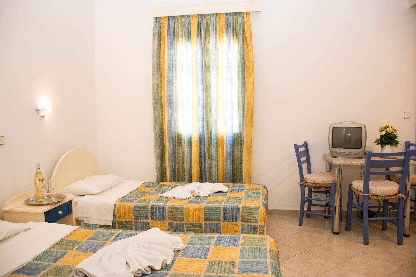 Uncle-George-Studios---Apartments-Room-11