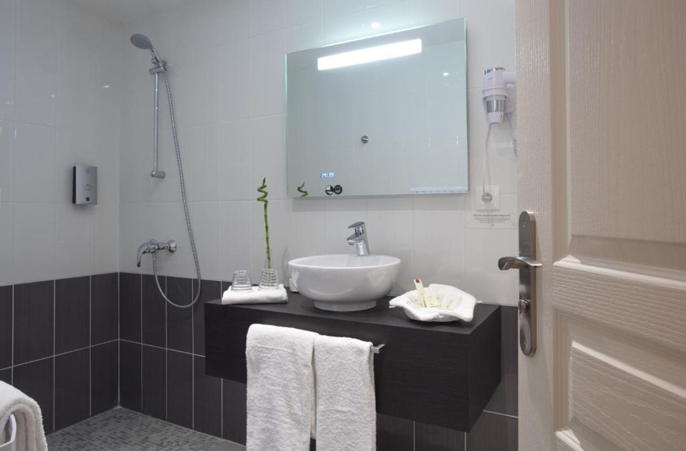 Logis Hôtel les Pierres Dorées - France - AMBERIEUX D'AZERGUES - Room - 4