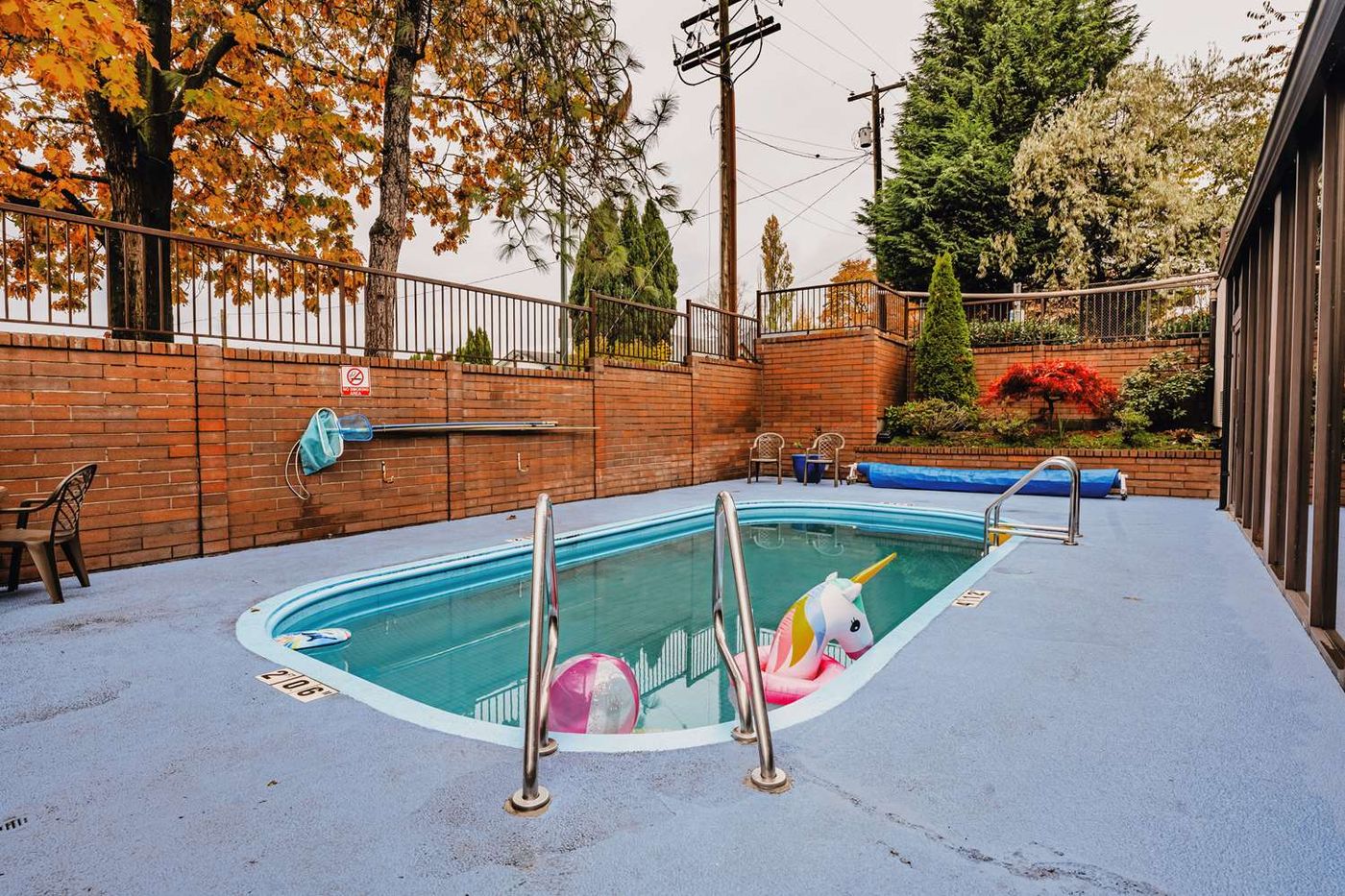 SureStay-Plus-Hotel-by-Best-Western-Coquitlam-Pool-60