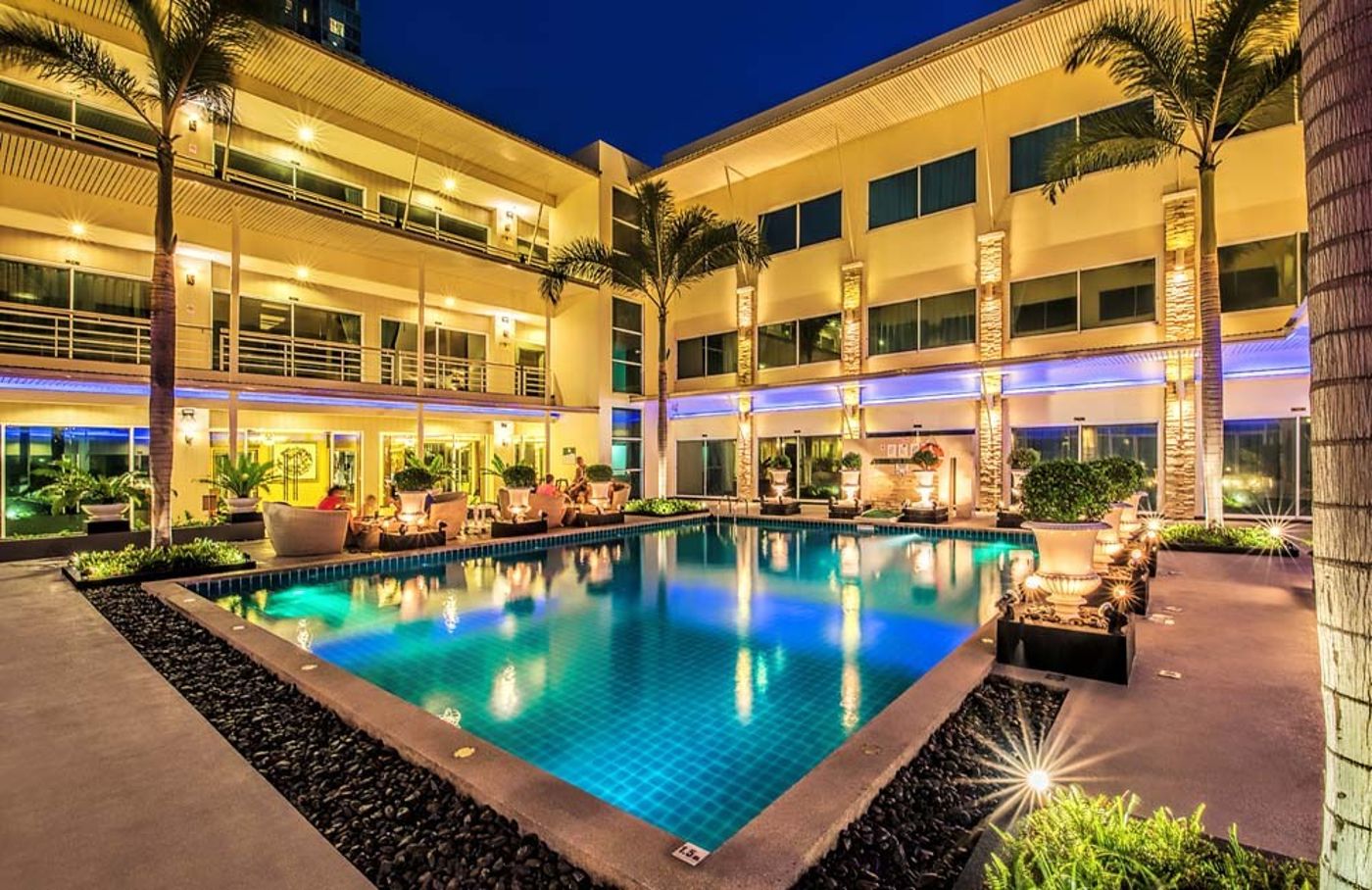 Qiu-Hotel-Sukhumvit-Pool-1