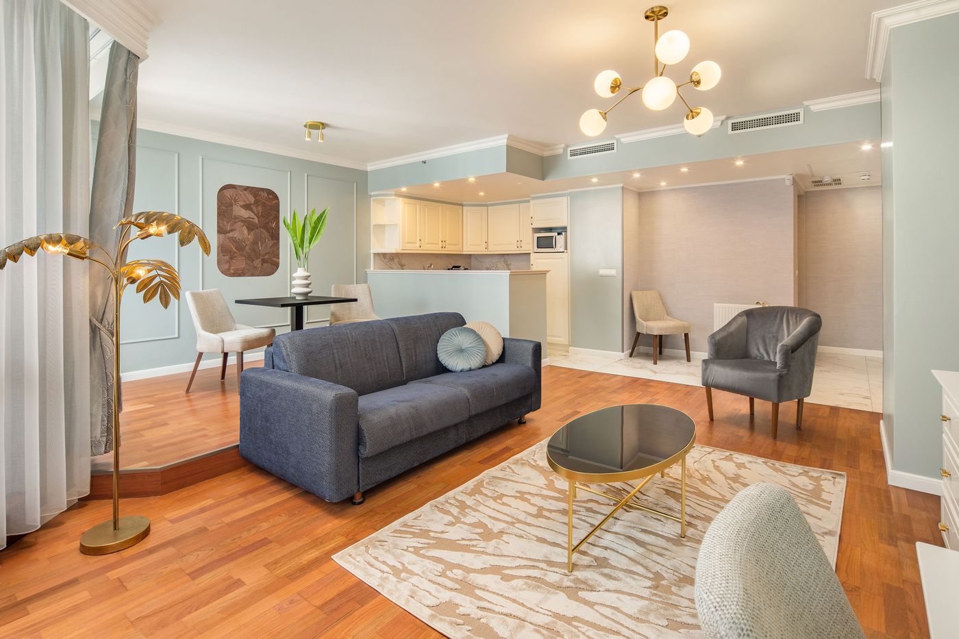 Queen-s-Court-Hotel-and-Residence-Room-26