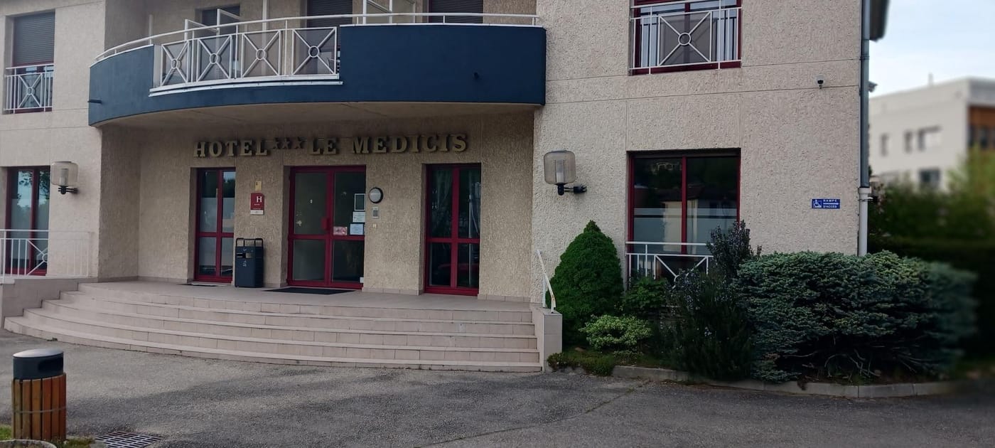 Hotel Le Medicis - France - Roussillon-en-Isere - General view - 3