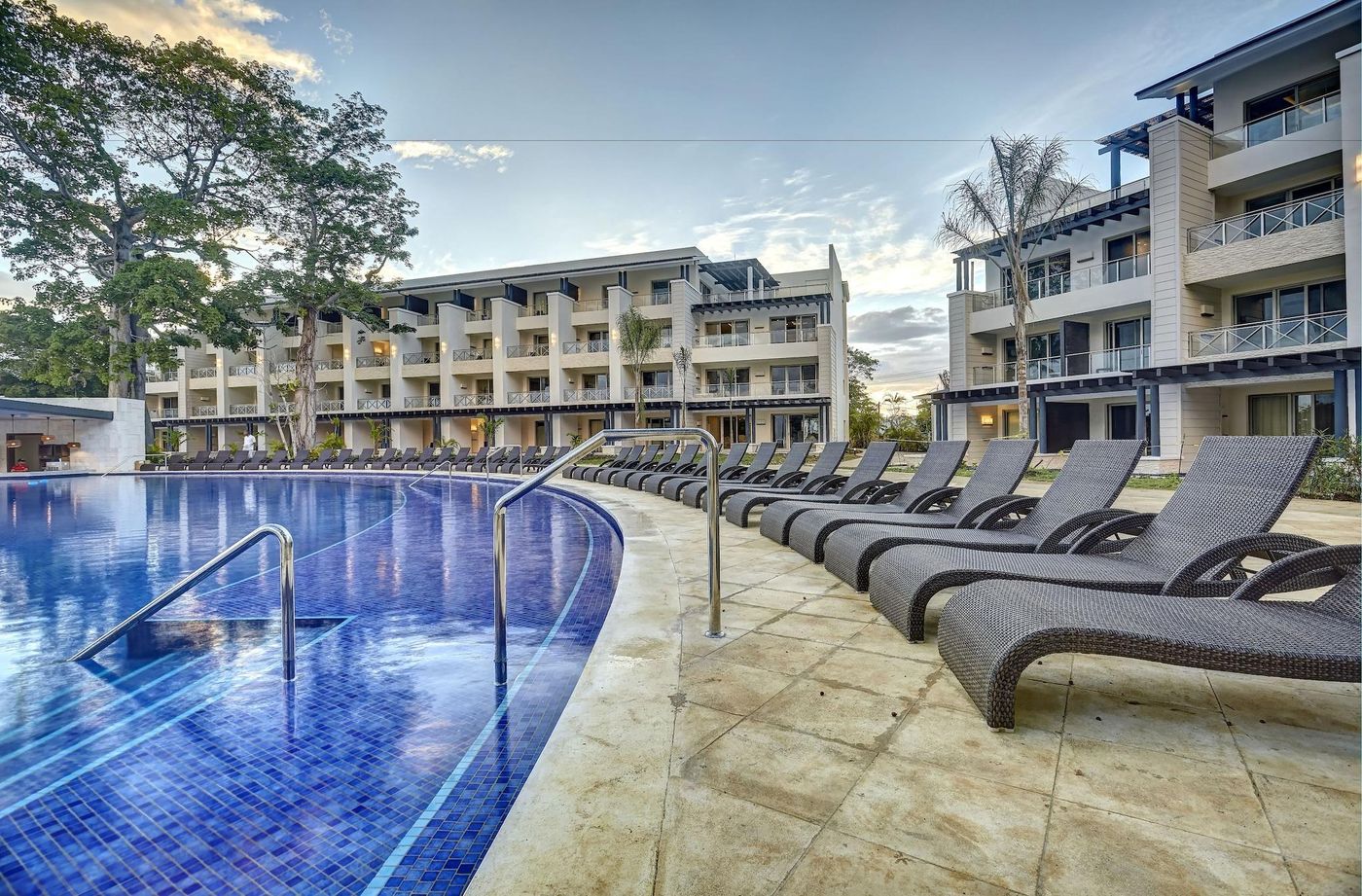 Royalton-Negril-Resort---Spa-All-Inclusive-Pool-3