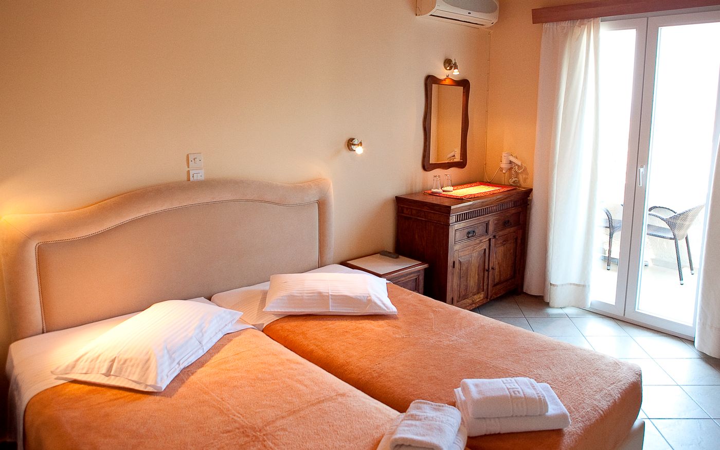 Virginia-Hotel-Room-9