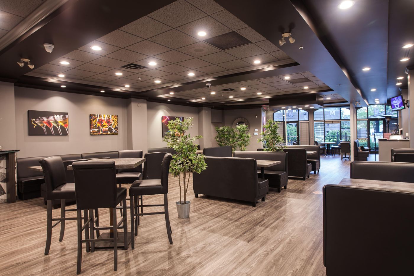 Holiday-Inn---Suites-North-Vancouver-Restaurant-14