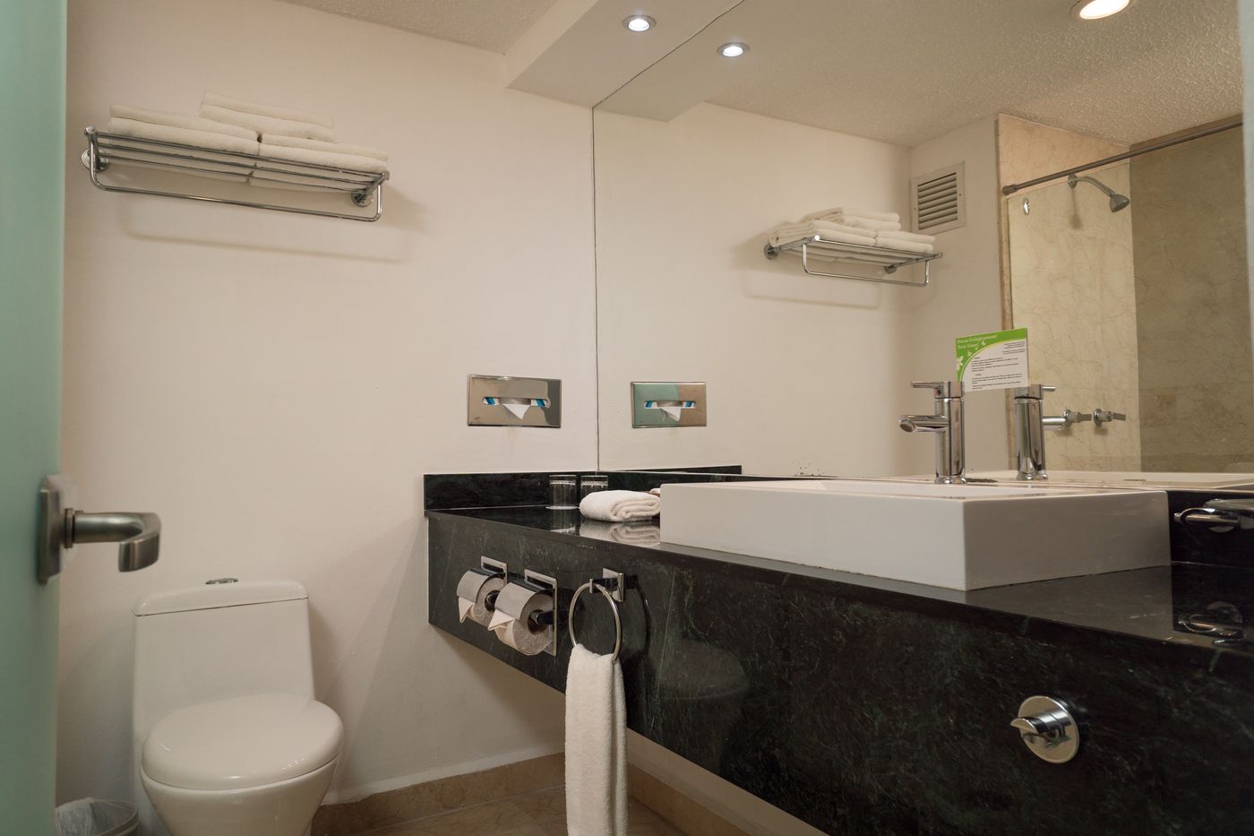 Flamingo-Cancun-Resort-Room-35