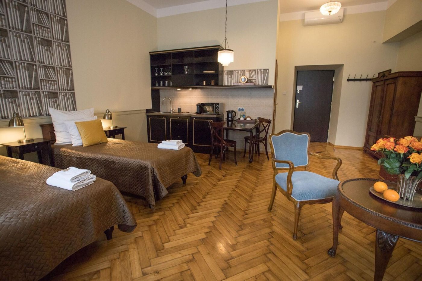 Scharffenberg-Apartments-Main-Square-Room-31