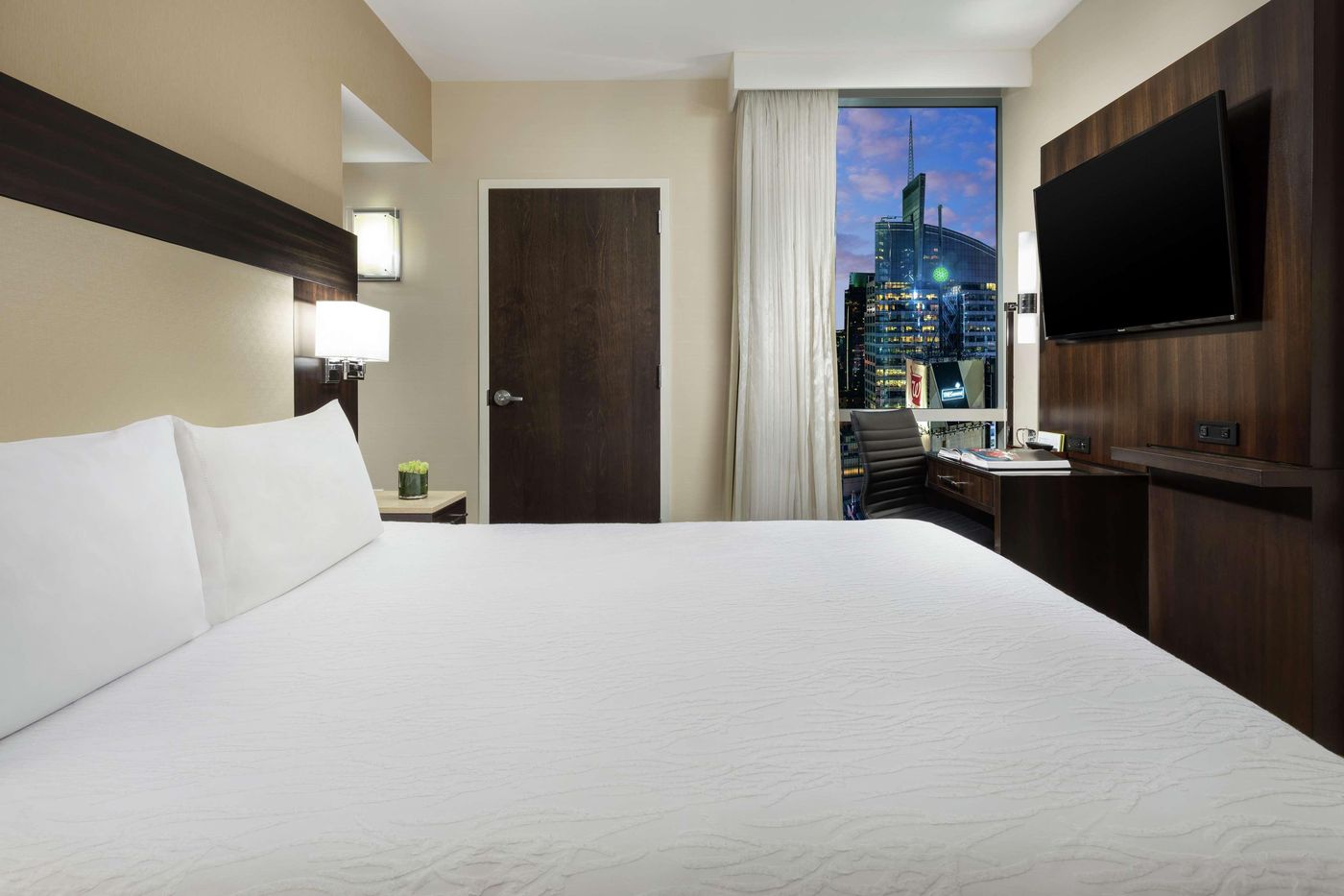 Hilton-Garden-Inn-New-York-Times-Square-Central-Room-31