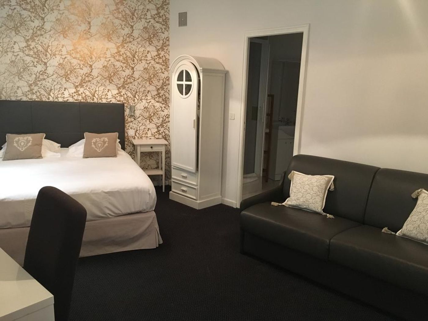 Central-France-AVIGNON-Room-6