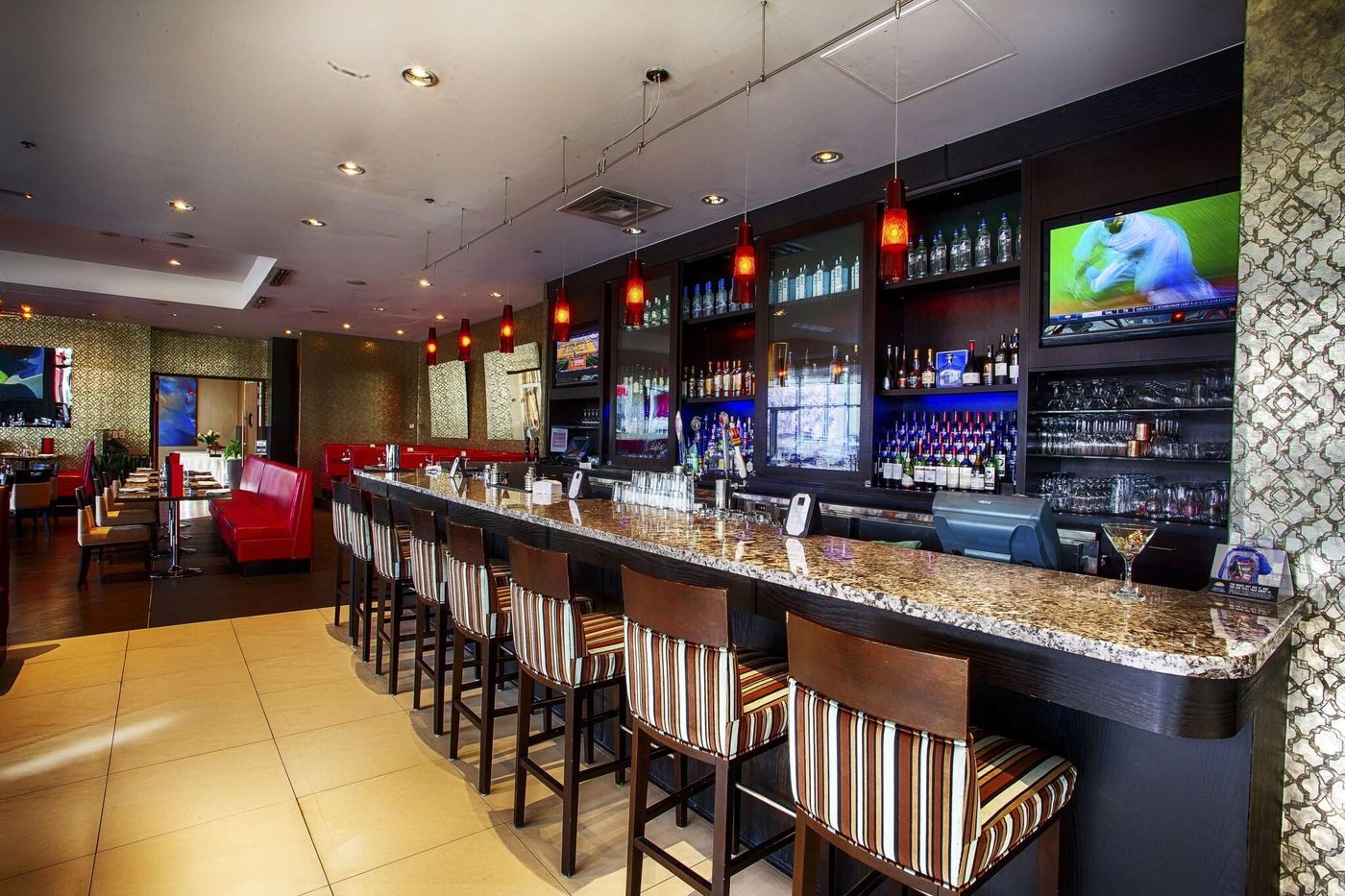 Pinnacle-Hotel-at-the-Pier-Bar-12