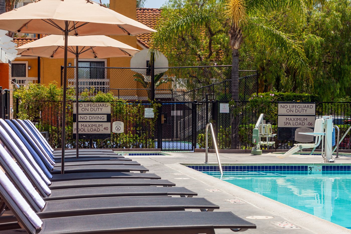 Clementine-Hotel---Suites-Anaheim-Pool-39
