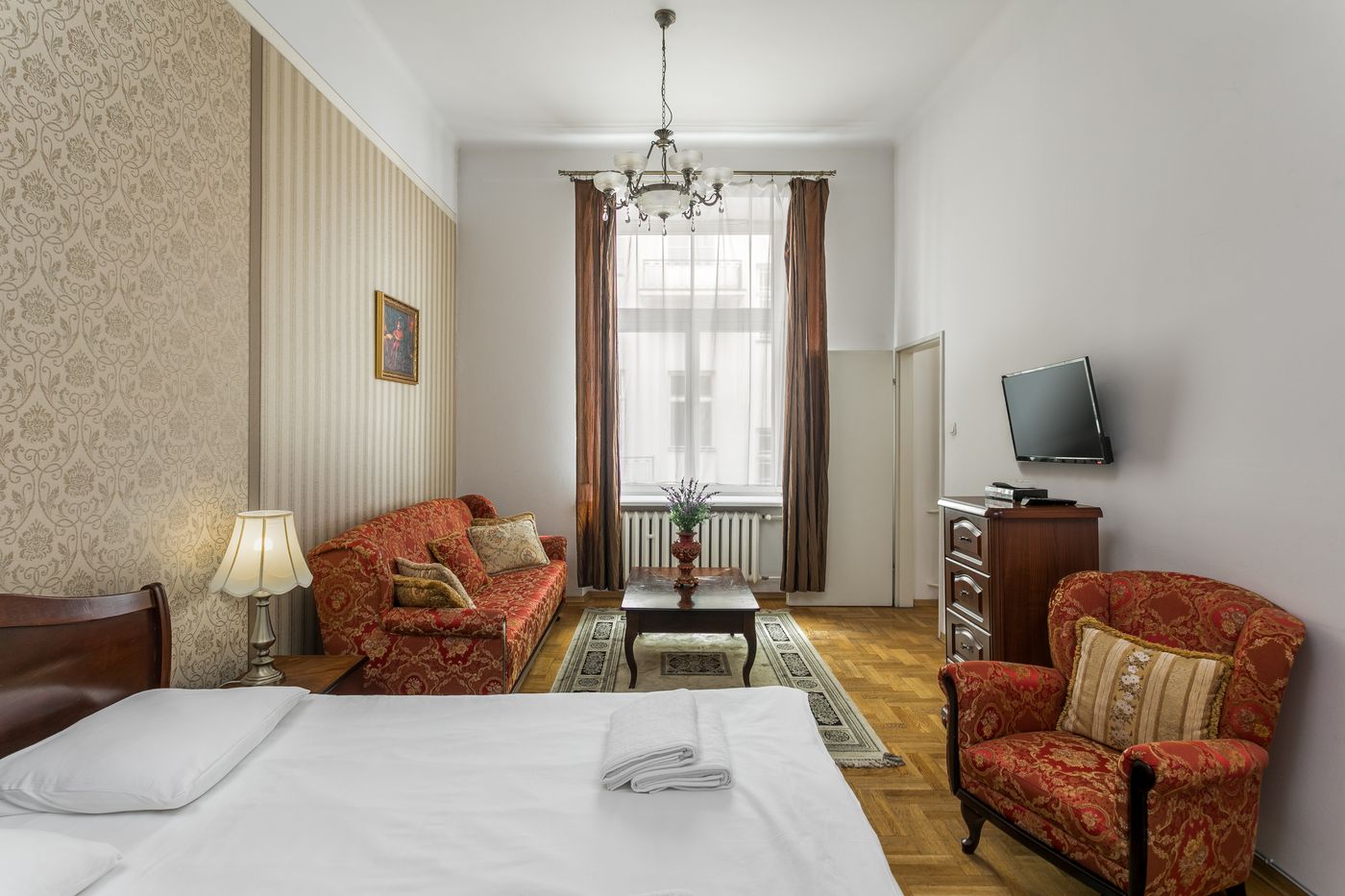 The-Spiski-Palace-Apartments-Room-12