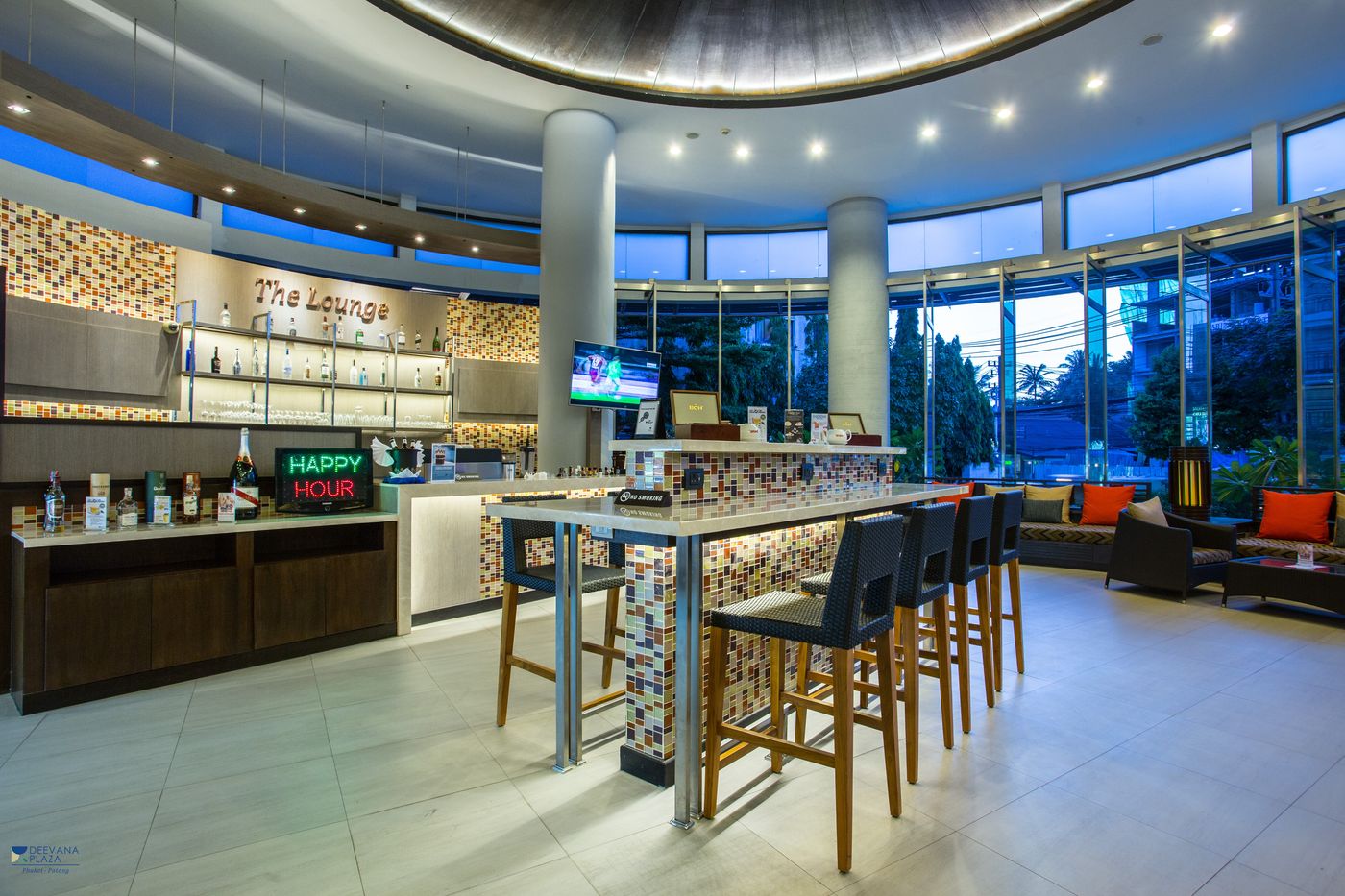 Deevana-Plaza-Phuket-Bar-48