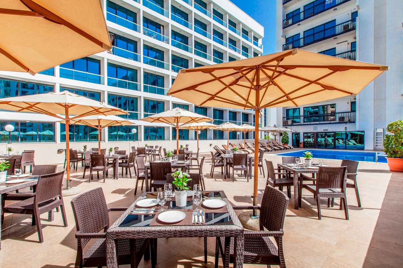 Golden-Sands-3-Hotel-Apartments-Pool-5