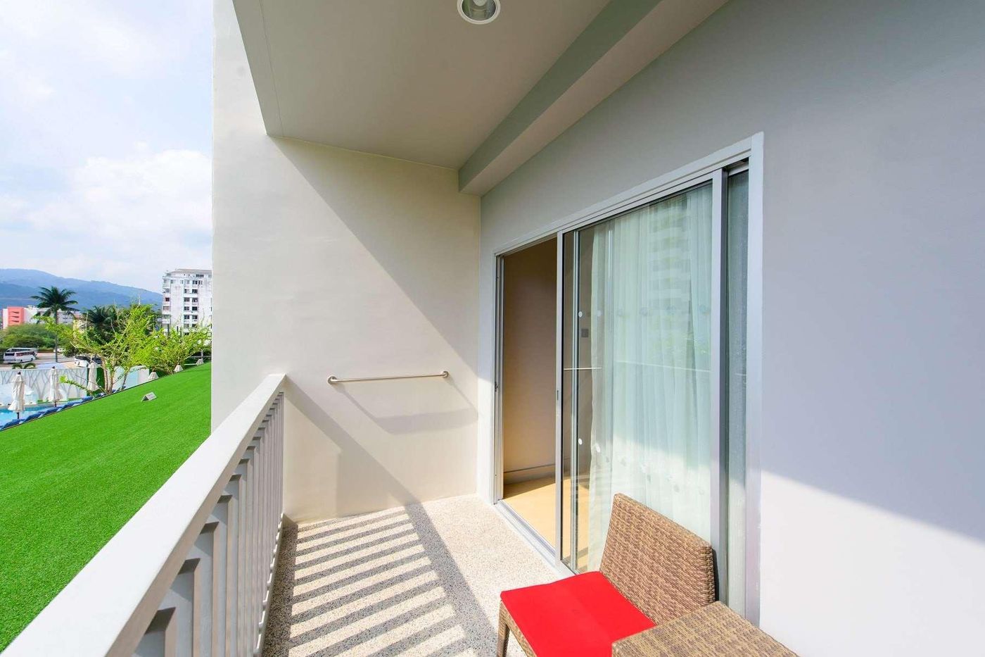 Ramada-By-Wyndham-Phuket-Deevana-Room-17