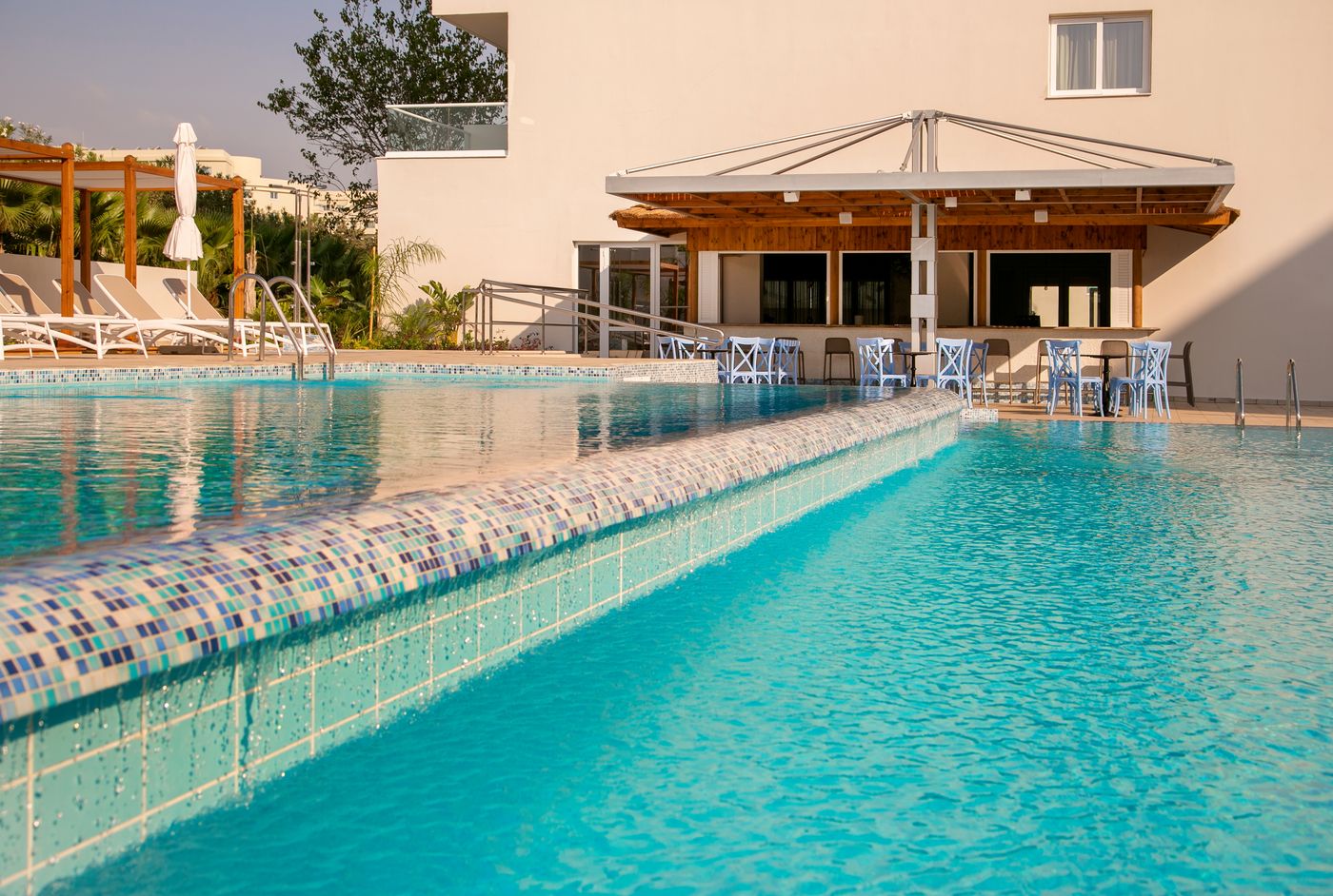Vangelis-Hotel---Suites-Pool-6