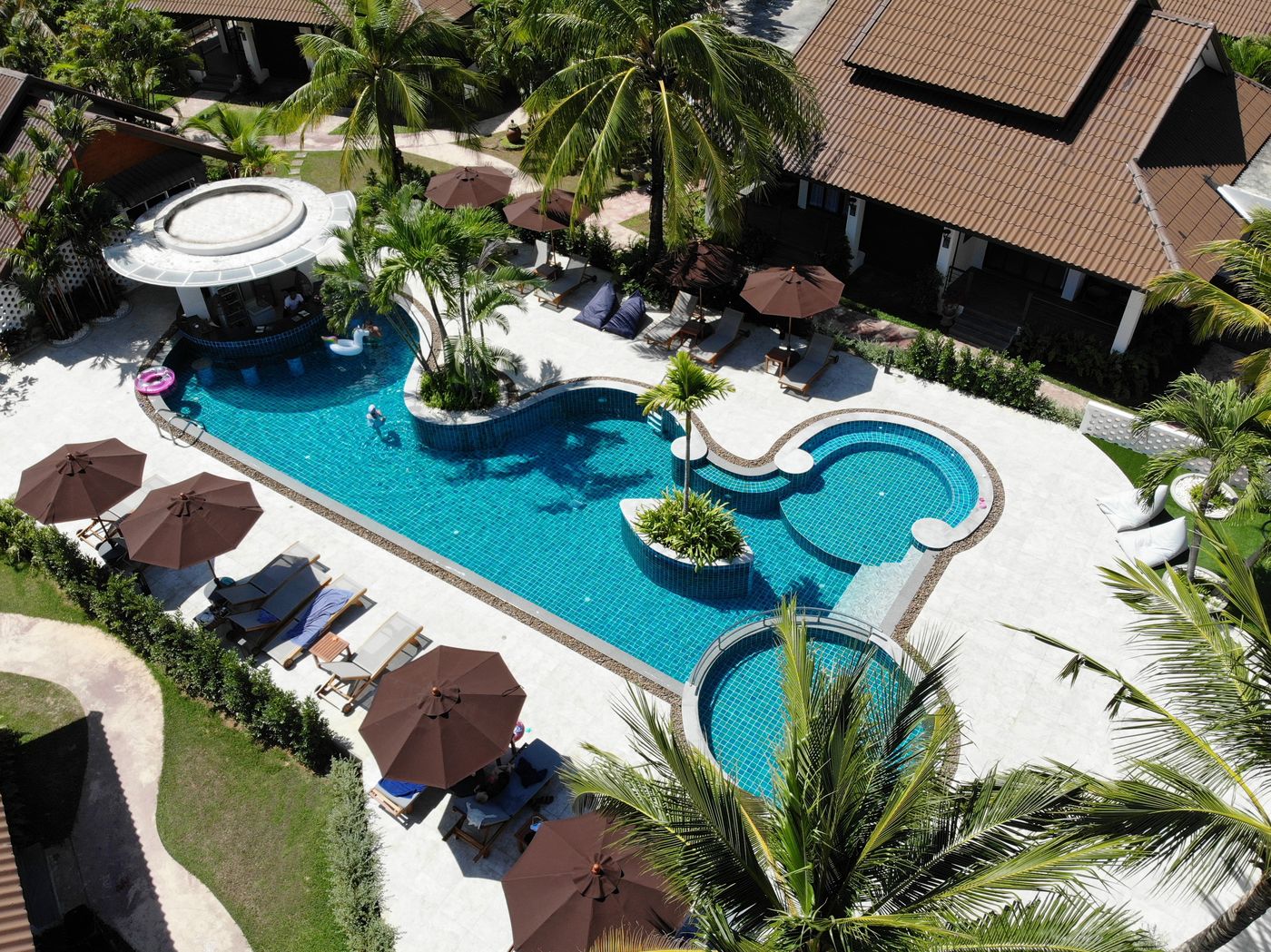 BLU-PINE-Villa---Pool-Access-General-view-8