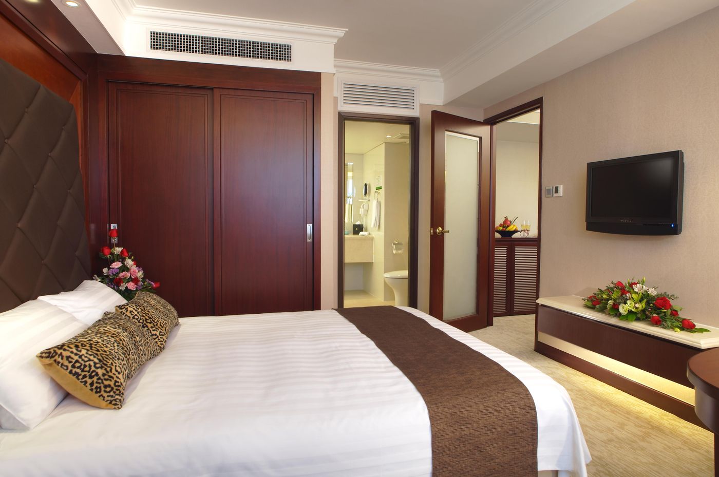 Metropark-Hotel--Kowloon-Room-7