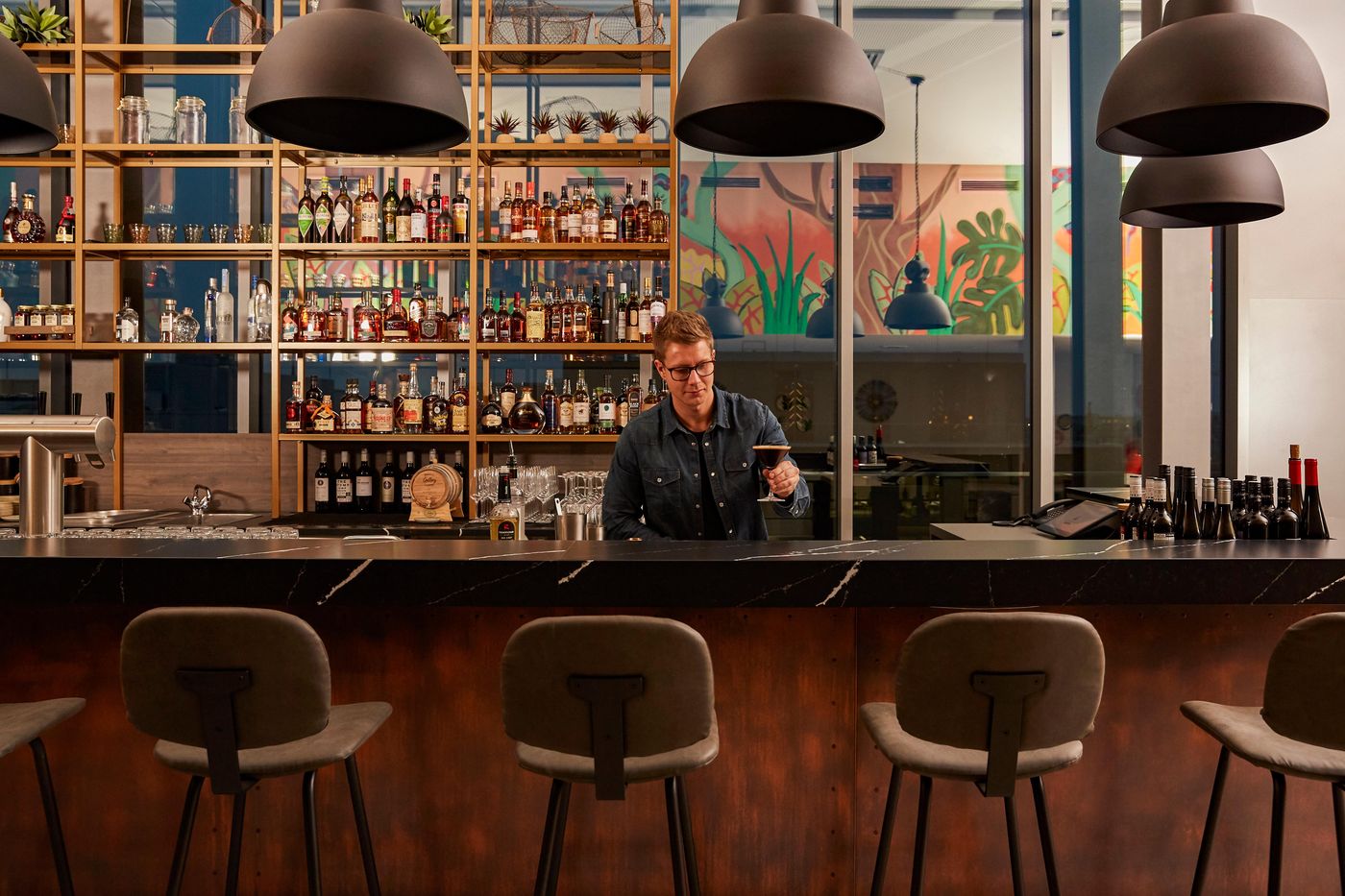 Hotel-Indigo-Berlin---East-Side-Gallery-Bar-21