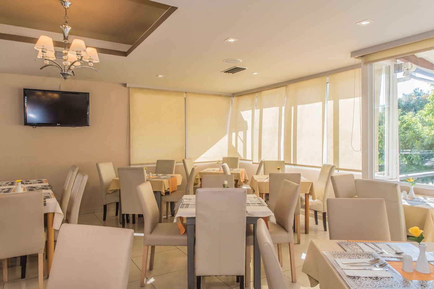 Planos-Beach-Aparthotel-Restaurant-33