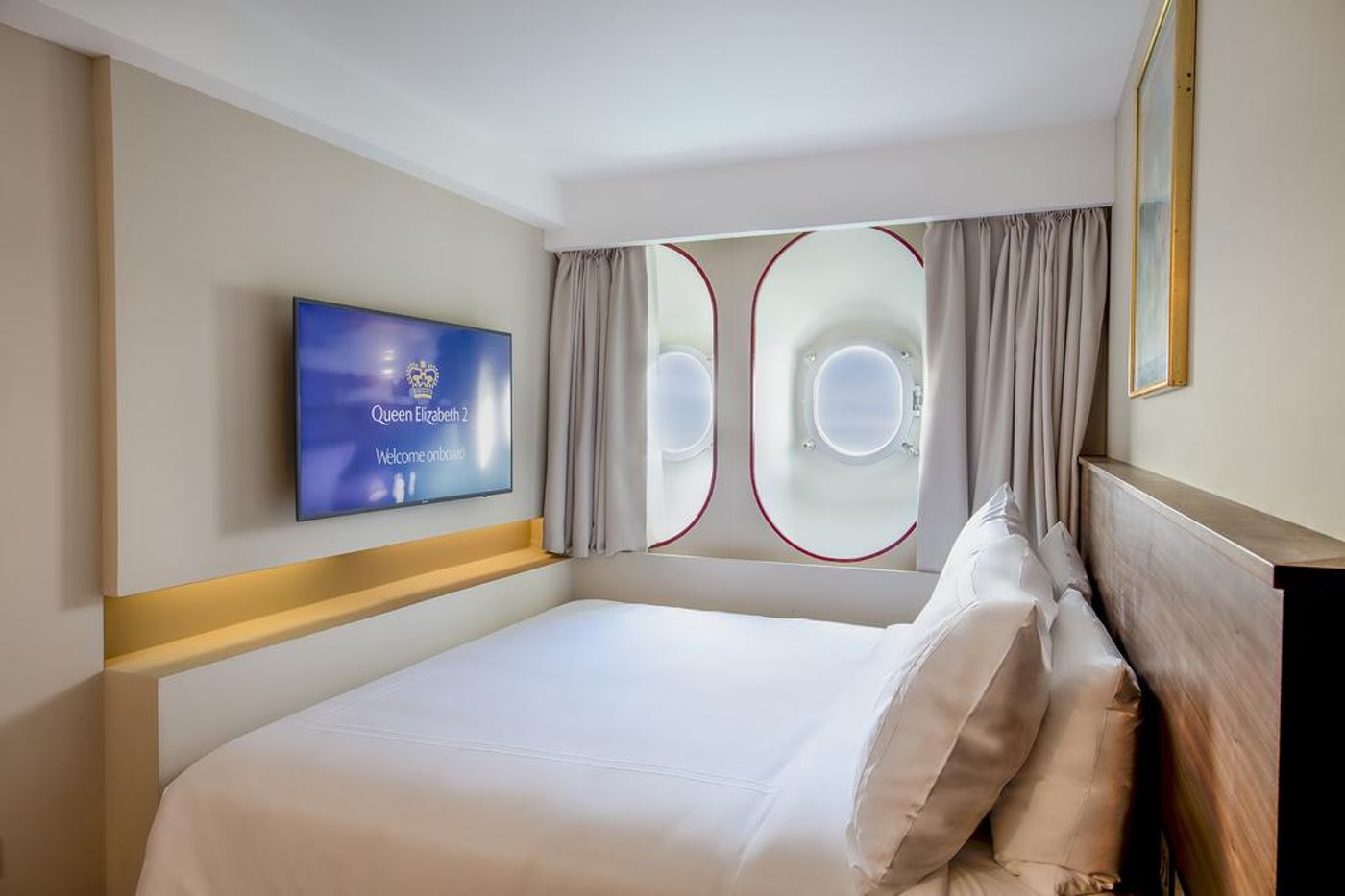 Queen-Elizabeth-2-Hotel-Room-35