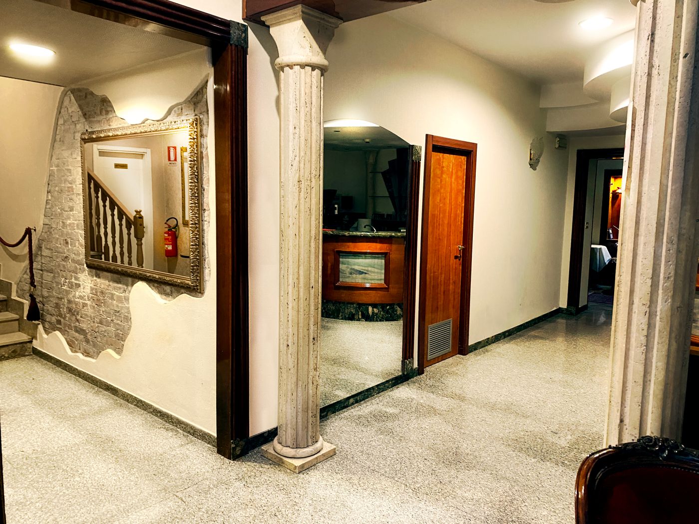 Phi-Hotel-Ambra-Lobby-1