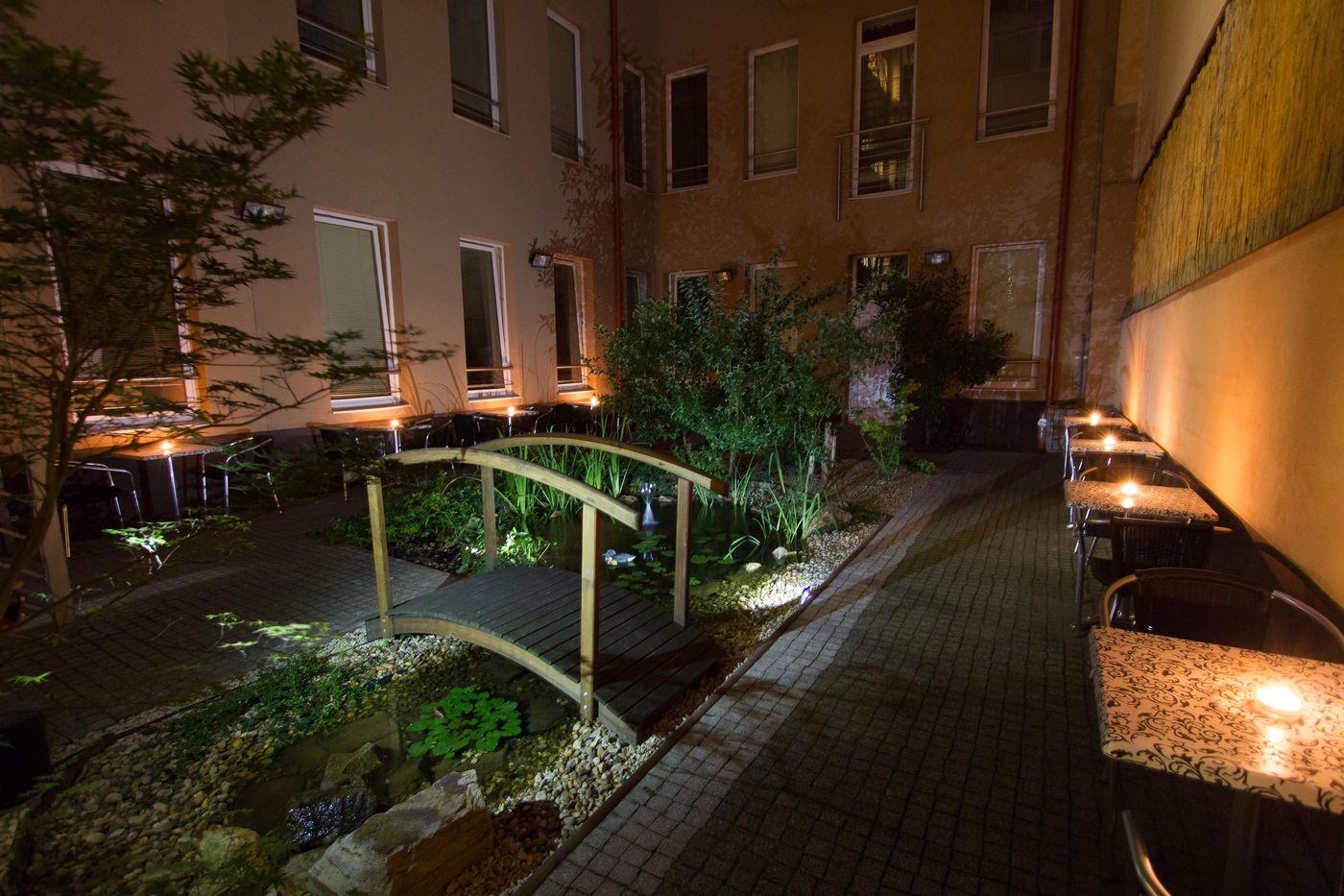 Six-Inn-Hotel-Terrace-36