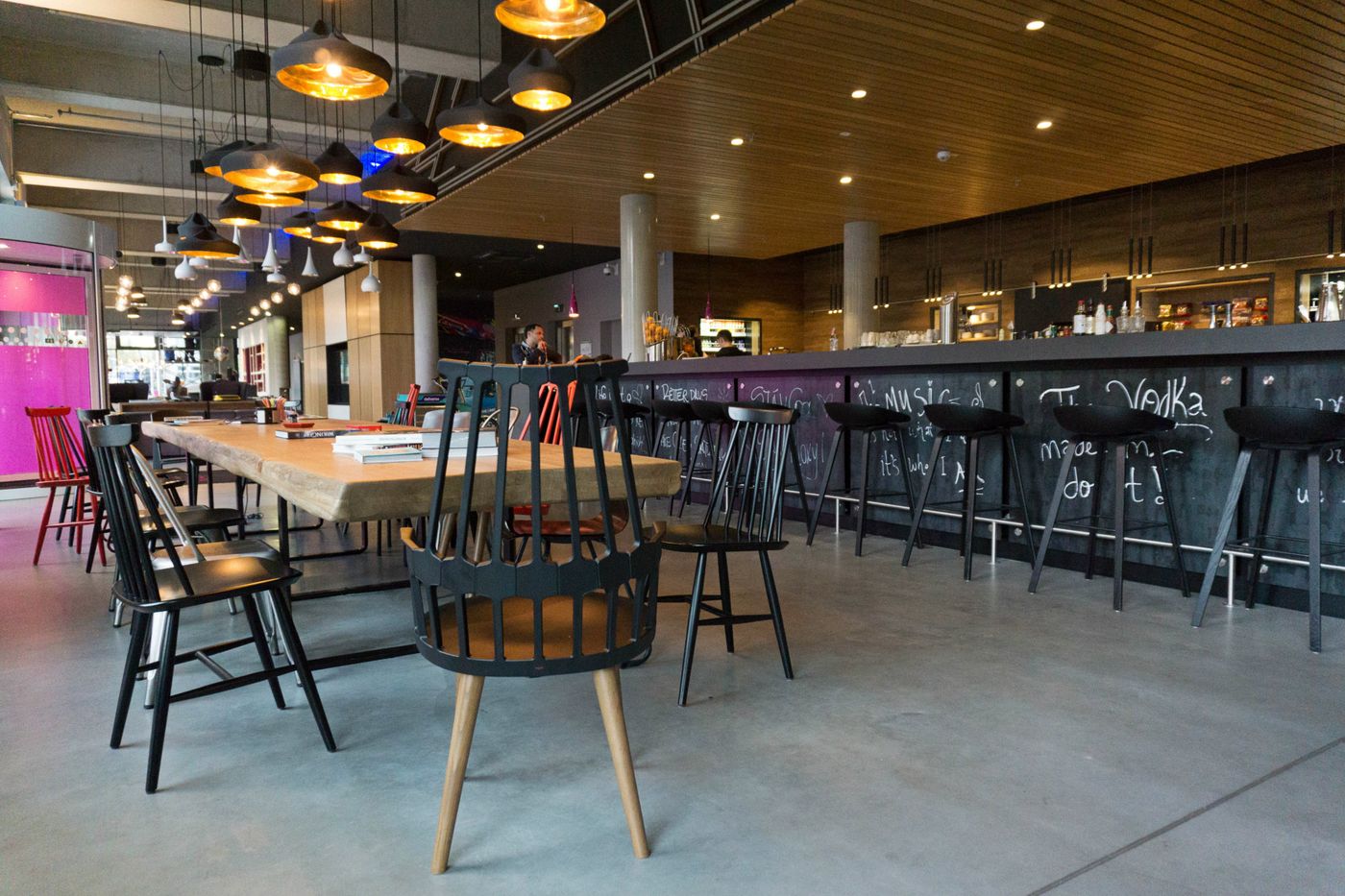 Moxy-Berlin-Ostbahnhof-Bar-14