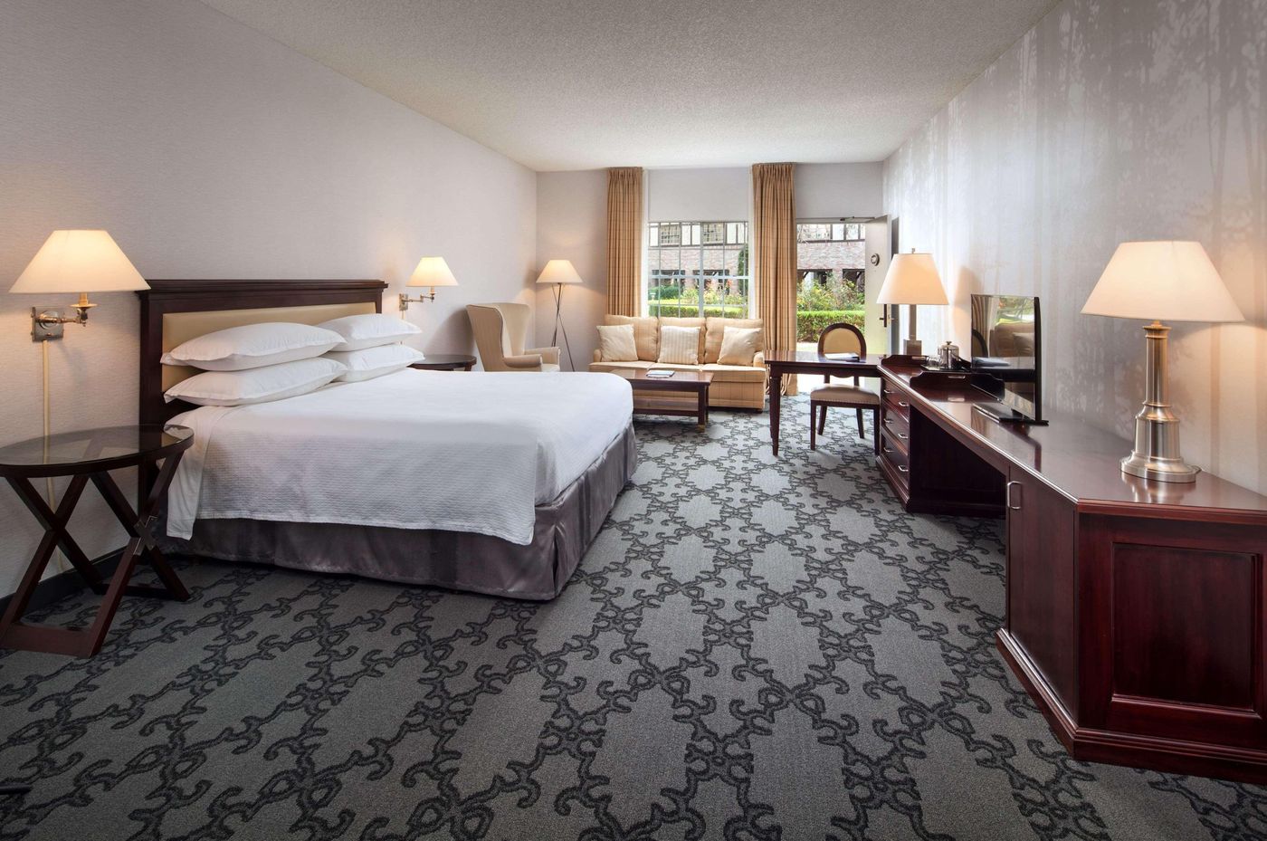 Anaheim-Majestic-Garden-Hotel-Room-15