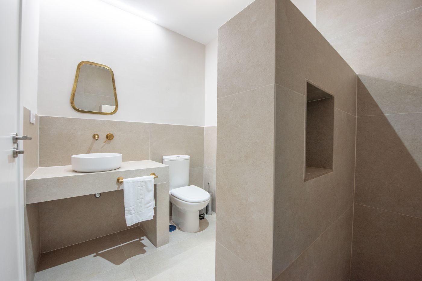 11.06.25 EREZA The White Homes