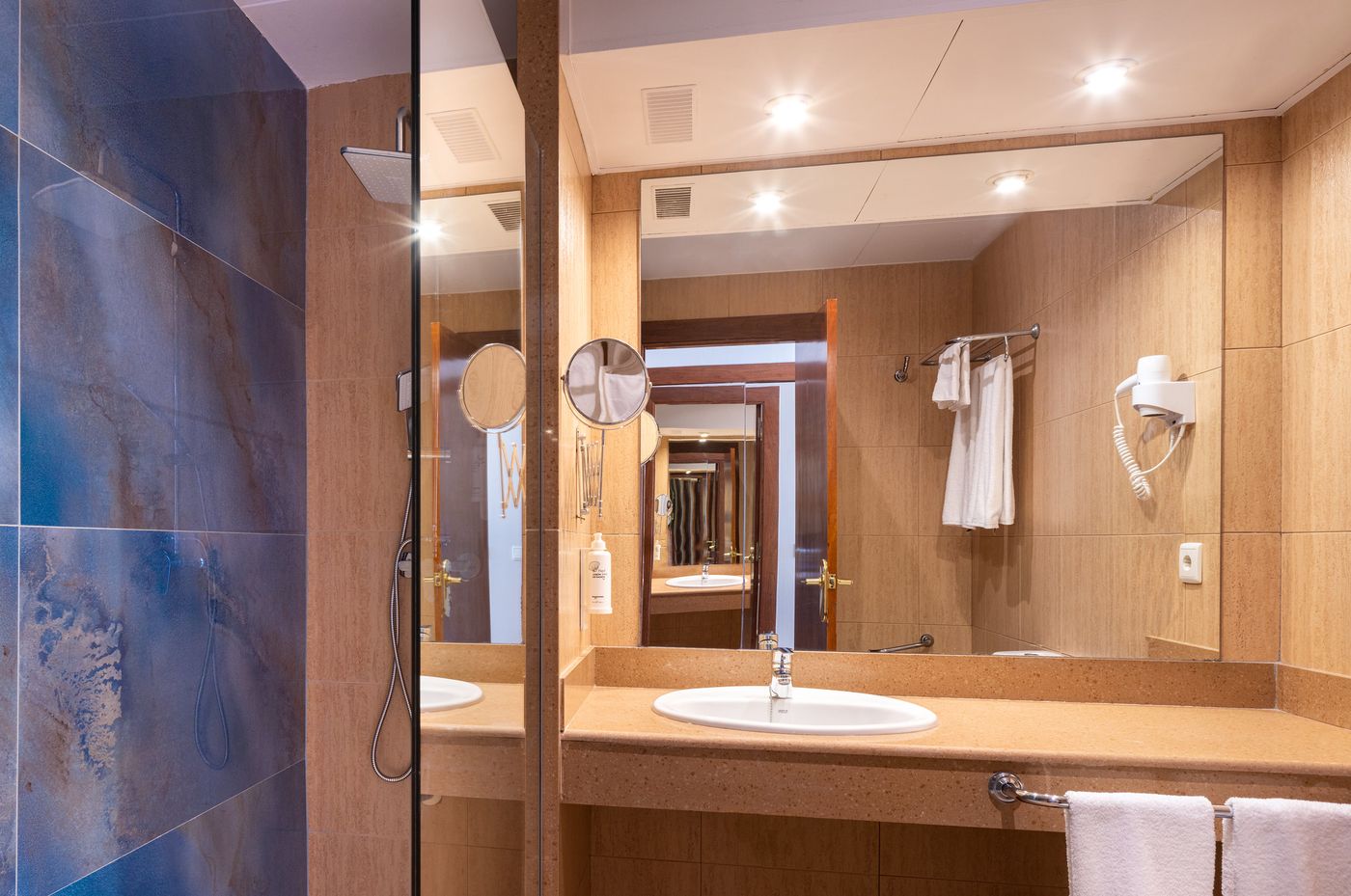 H-TOP-Amaika-Room-29