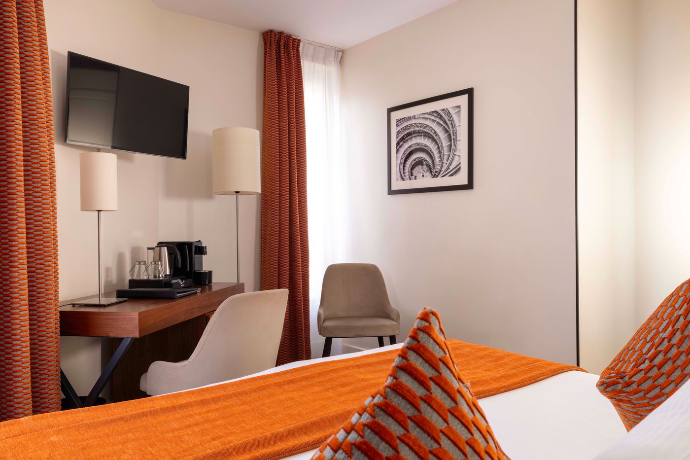 Hotel-Elysees-Bassano-Room-19