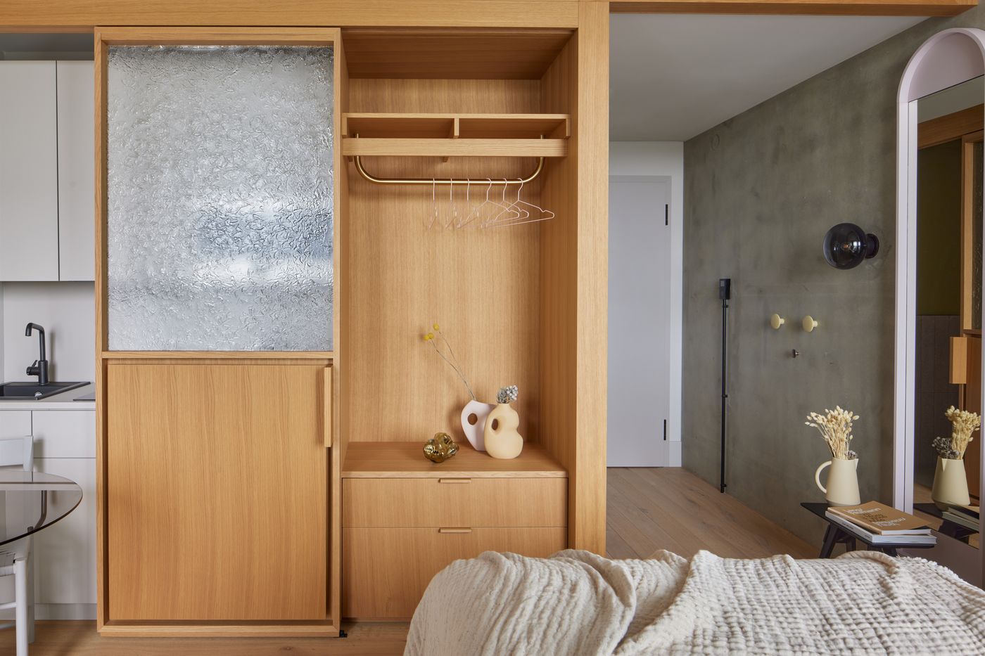 Locke-at-East-Side-Gallery--Friedrichshain-Room-16