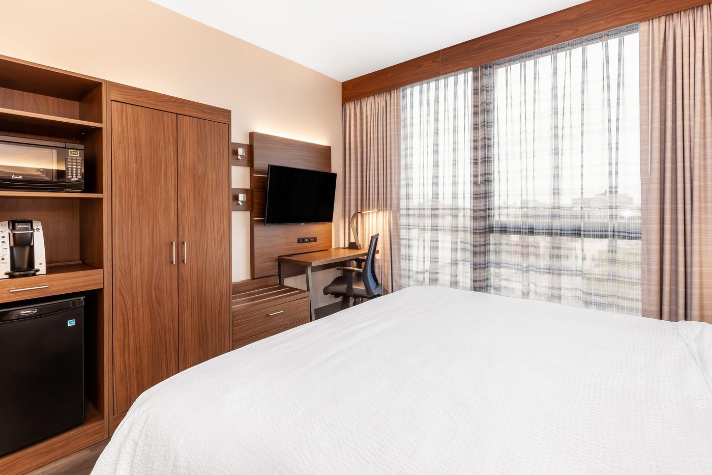 Holiday-Inn-Express-NYC-Brooklyn---Sunset-Park-Room-5