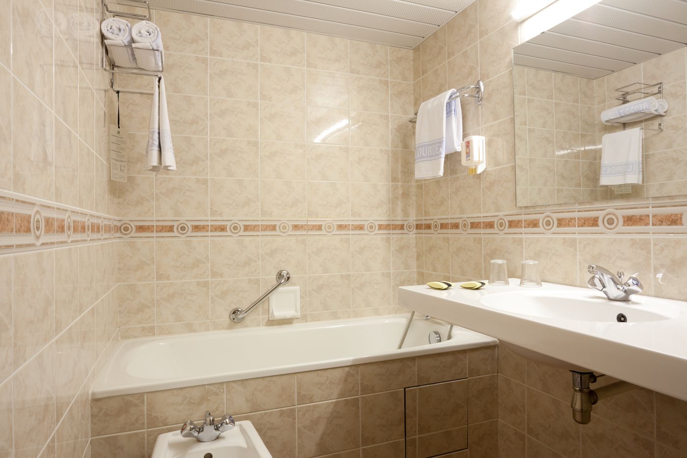 Roissy-France-LOURDES-Room-6