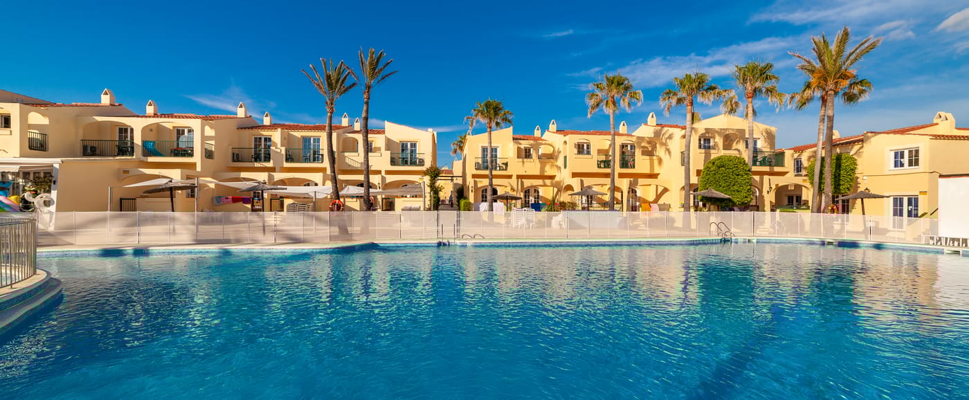 Apartamentos-Globales-Binimar-Pool-2