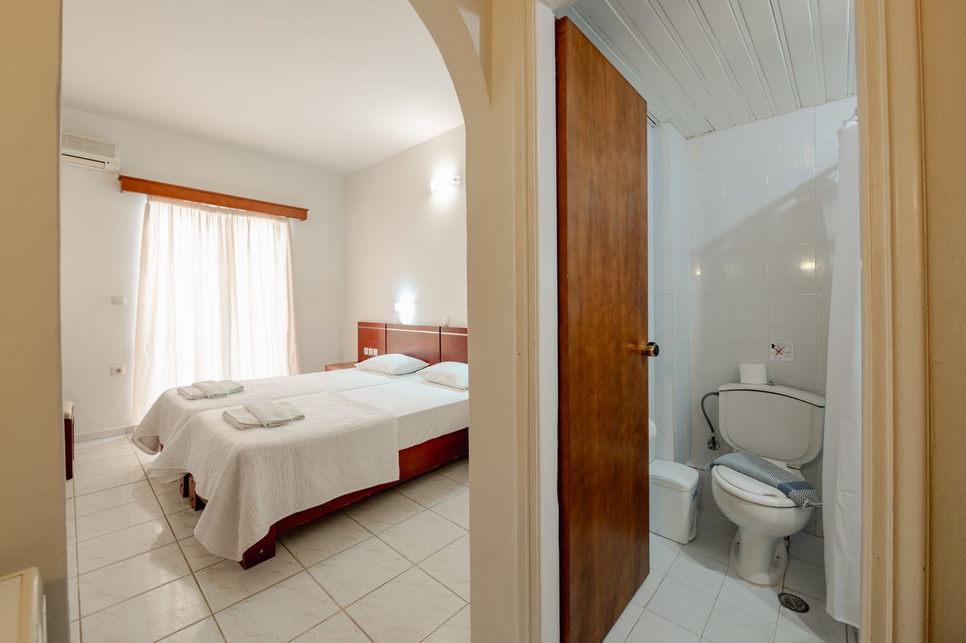 Canadian-Hotel-Room-30