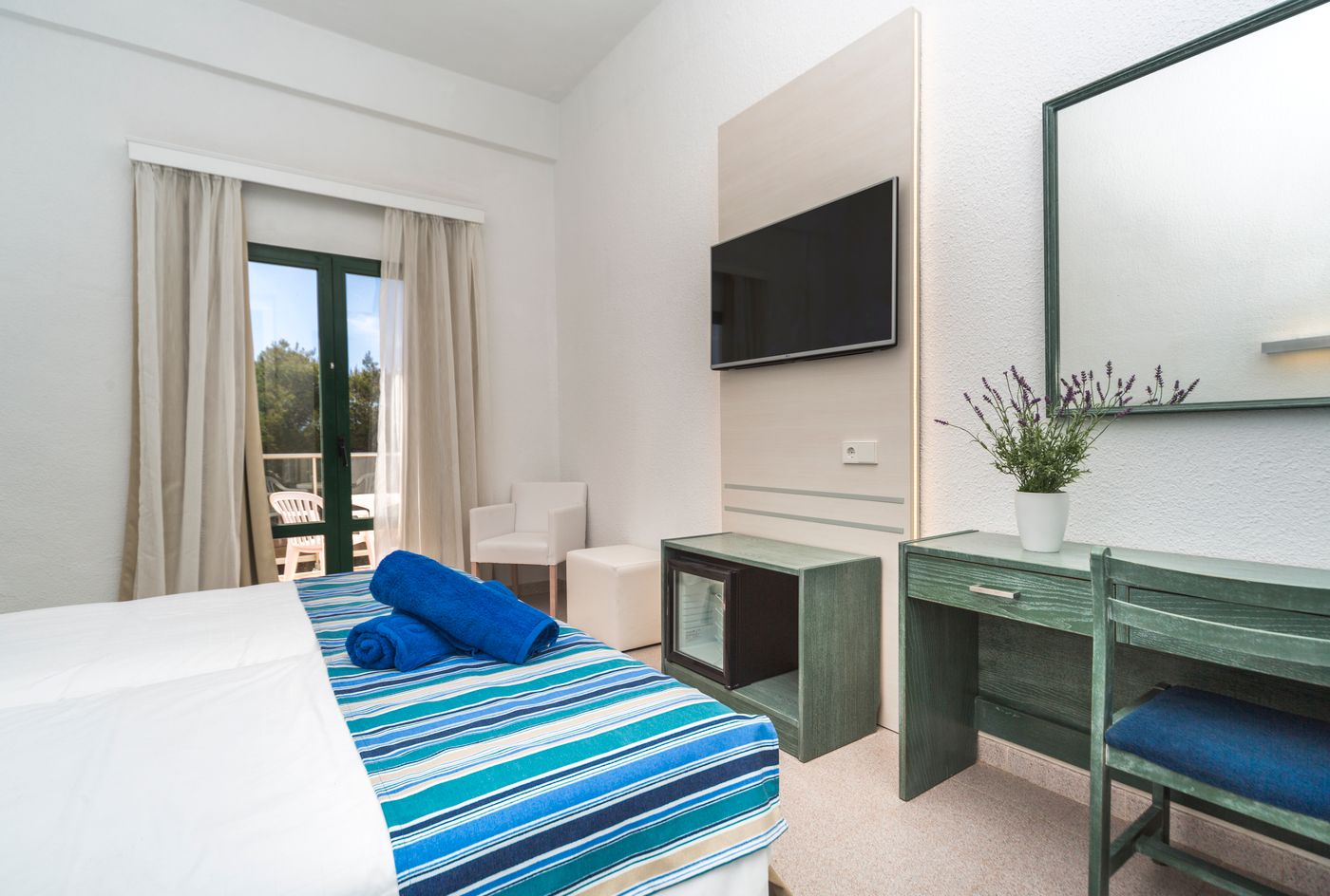 Globales-Cala------n-Blanes-Room-18